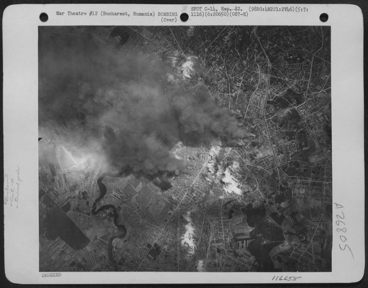 Fotografie aeriană de recunoaștere din 1944: fum peste triajul feroviar al Bucureștiului, după bombardament