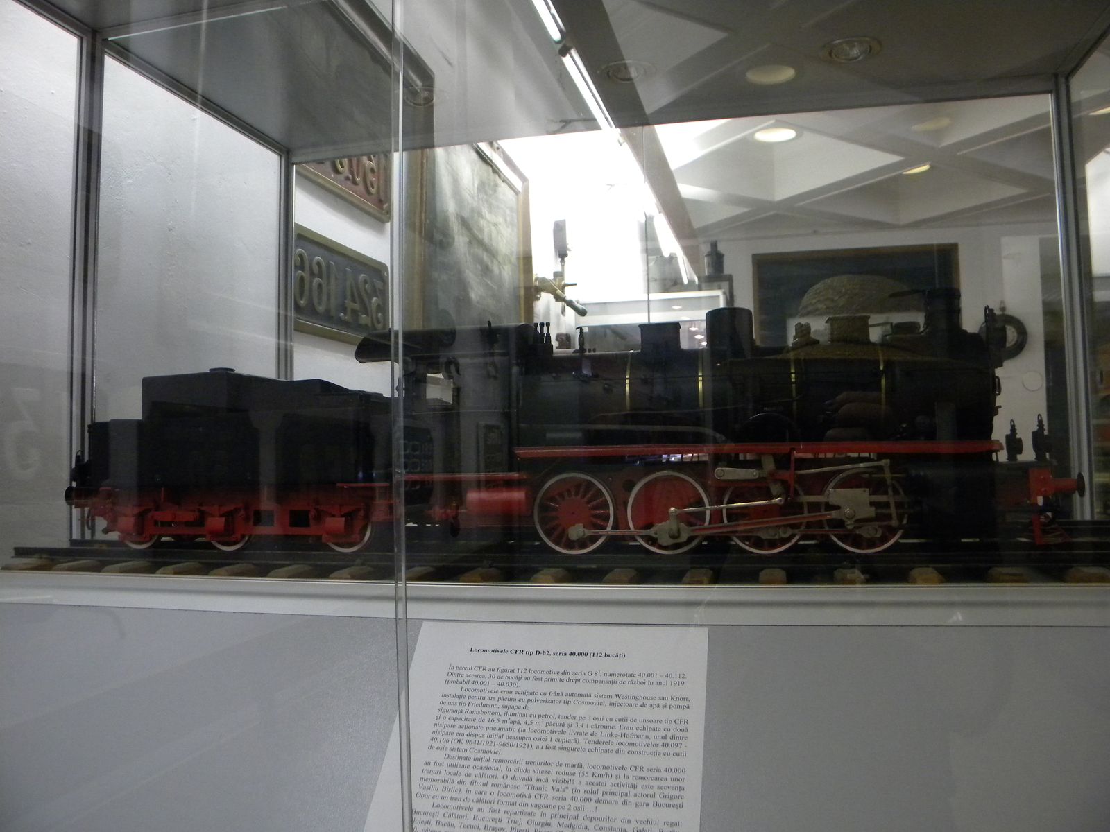 Machetă de locomotivă cu abur la scara 1:20, expusă în Sala Principală a muzeului